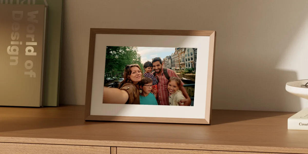 Masa üzerinde duran Alexa Photo Frame ekranında bir aile fotoğrafı